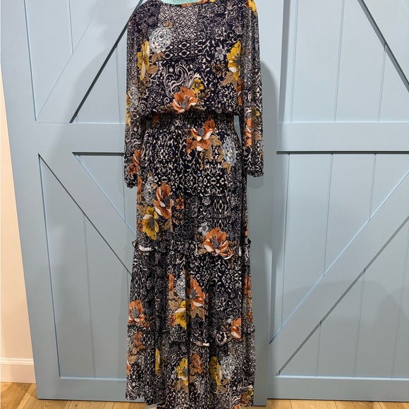 Dresses & Skirts - Stella and Julie Semi dress